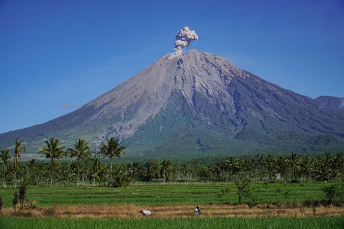 gunung_semeru_erupsi_dua_kali_pagi_ini