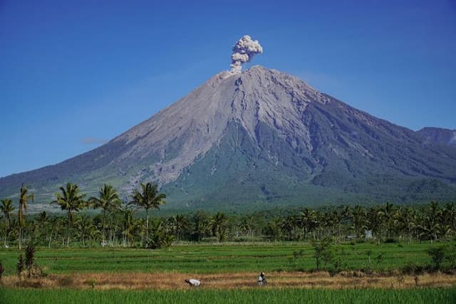 gunung_semeru_erupsi_dua_kali_pagi_ini