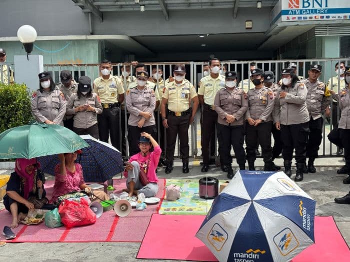 korban_koperasi_swadarma_bni_datang_bawa_tikar_dan_rice_cooker_siap_menginap_di_kantor_bni