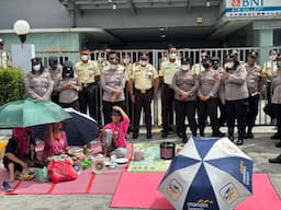 korban_koperasi_swadarma_bni_datang_bawa_tikar_dan_rice_cooker_siap_menginap_di_kantor_bni