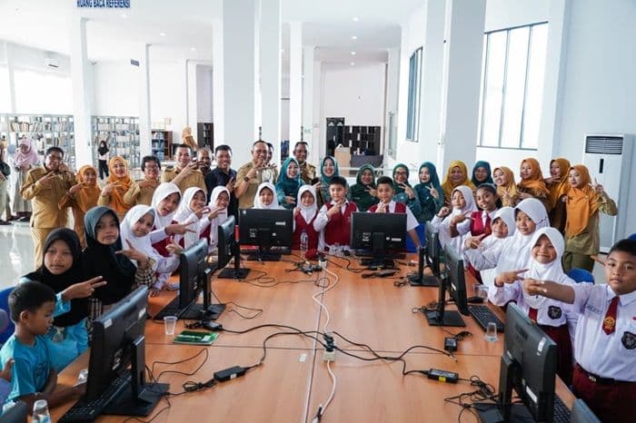 les_bahasa_inggris_dan_komputer_gratis_resmi_dibuka_anakanak_deli_serdang_antusias_belajar_di_perpustakaan