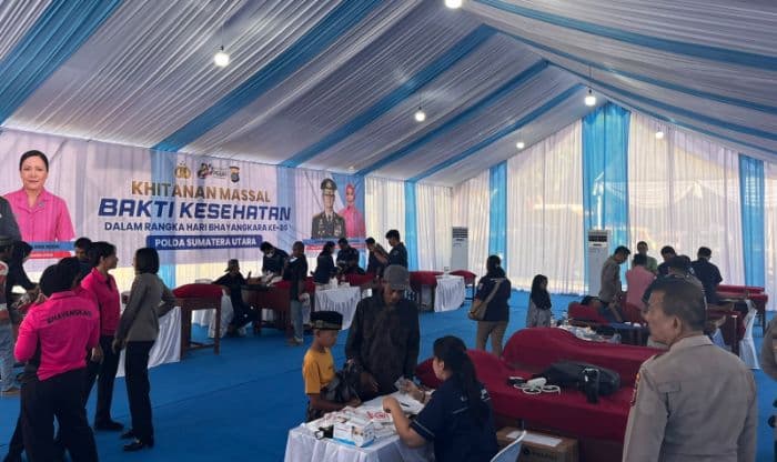 polda_sumut_gelar_sunat_massal_di_langkat_sambut_hut_bhayangkara_ke80_
