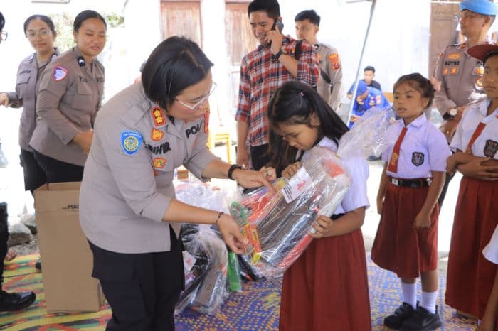 polres_samosir_berikan_layanan_kesehatan_gratis_dan_sembako_kepada_100_warga_hasinggahan