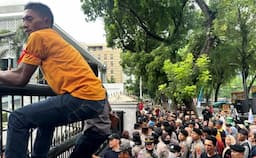 puluhan_masyarakat_unjuk_rasa_di_dprd_sumut_minta_jalan_di_asahan_diperbaiki