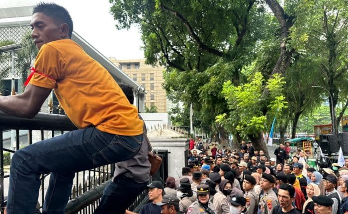 puluhan_masyarakat_geruduk_dprd_sumut_minta_jalan_di_asahan_diperbaiki