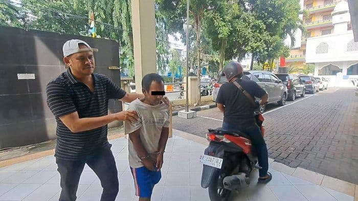 terekam_cctv_curi_sepeda_di_masjid_pria_di_medan_timur_ditangkap_saat_tidur_di_gubuk