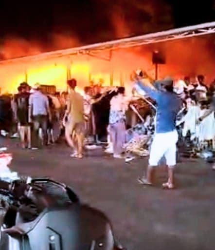 warung_ayam_penyet_dan_stan_pakaian_di_tanjung_morawa_terbakar