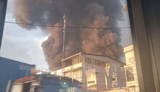 gudang_pt_agro_raya_mas_terbakar_hebat_api_sulit_dipadamkan