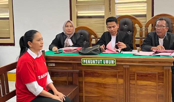 _hakim_pn_medan_tunda_vonis_wanita_yang_gadaikan_mobil_rental_ke_lubuk_pakam_
