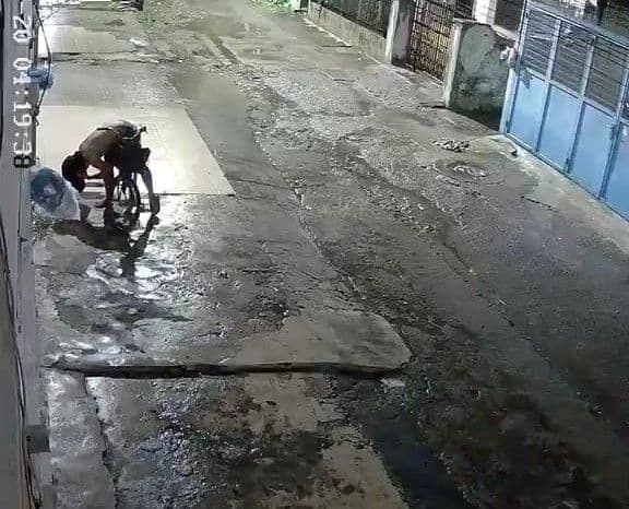 aksi_pencurian_meteran_air_pdam_viral_di_jalan_masjid_taufik_medan