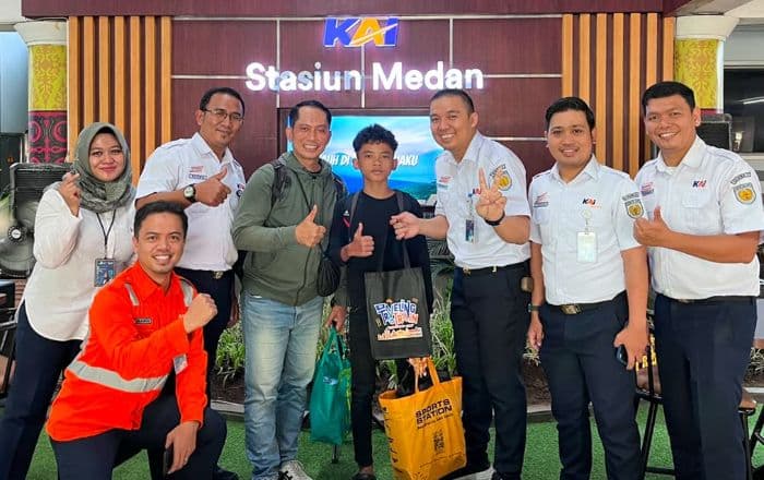 hari_anak_nasional_kai_divre_i_sumut_bagikan_cendera_mata_untuk_penumpang_cilik