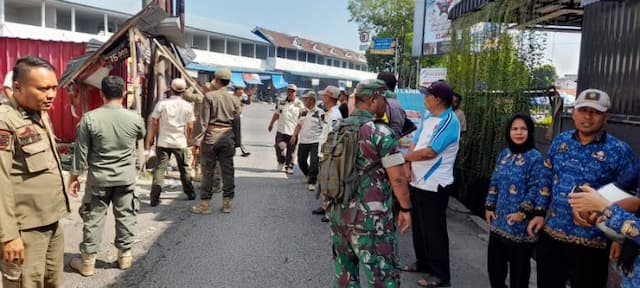 kios_pkl_liar_di_simpang_pasar_pagi_dibongkar_satpol_pp