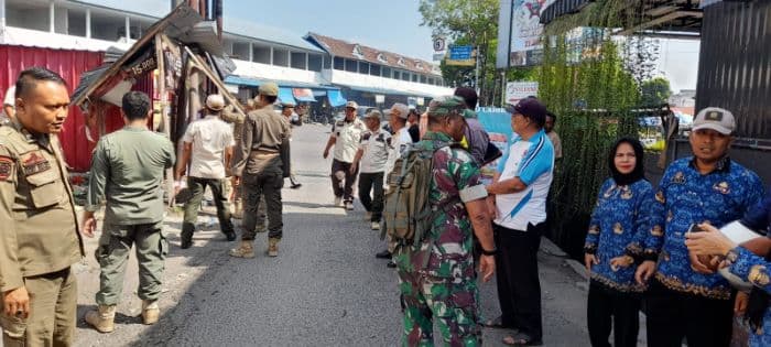 kios_pkl_liar_di_simpang_pasar_pagi_dibongkar_satpol_pp