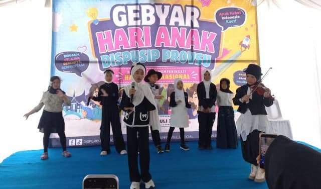 orang_tua_dan_sanggar_seni_apresiasi_gebyar_hari_anak_nasional_yang_digelar_dispusip_sumut_