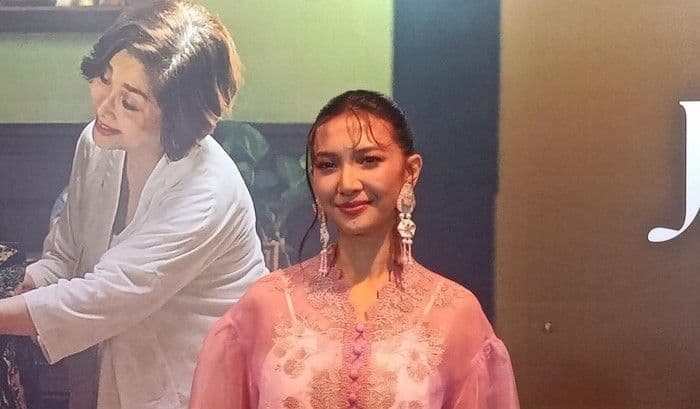 sheila_dara_kenang_momen_lamaran_dengan_vidi_aldiano_lewat_kebaya_oranye