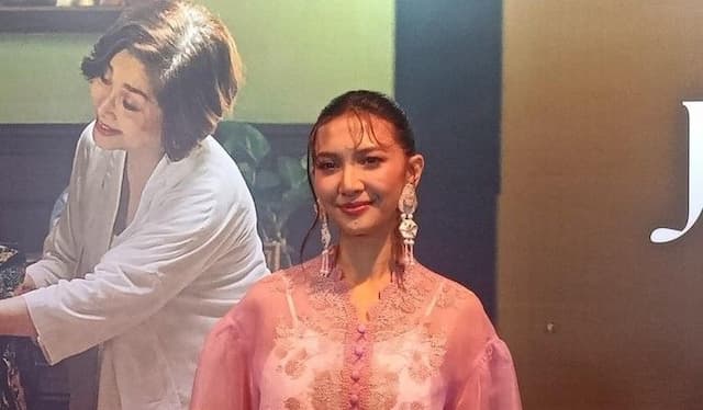 sheila_dara_kenang_momen_lamaran_dengan_vidi_aldiano_lewat_kebaya_oranye