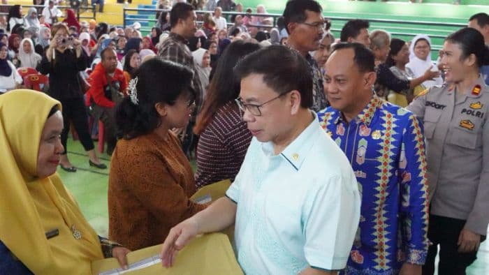 sofyan_tan_serahkan_2000_sk_program_indonesia_pintar_2026_di_deli_serdang