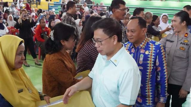 sofyan_tan_serahkan_2000_sk_program_indonesia_pintar_2026_di_deli_serdang
