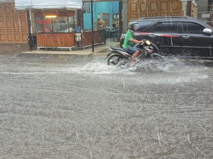 hujan_deras_disertai_angin_kencang_bikin_jalan_ahmad_yani_binjai_banjir