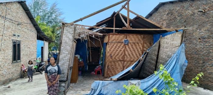 ratusan_rumah_di_sergai_rusak_diterjang_angin_puting_beliung