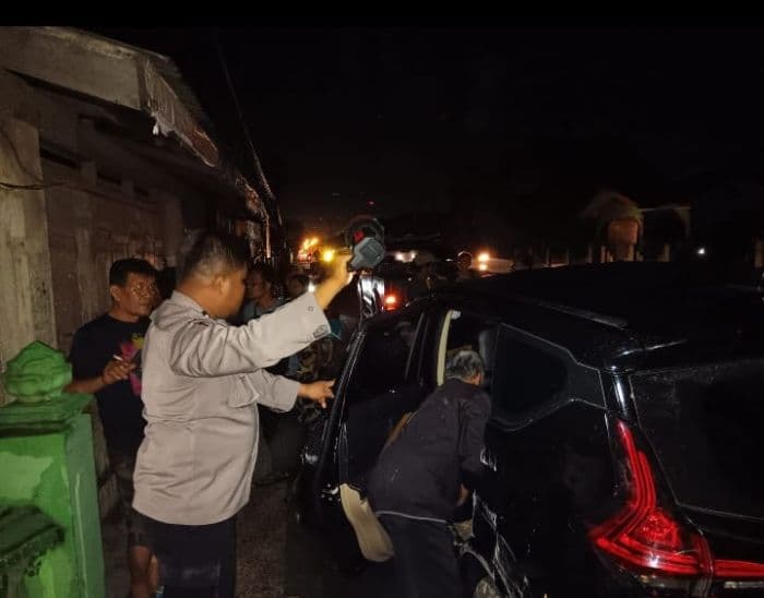 tabrak_pembatas_jalan_mobil_berpenumpang_tiga_orang_terbalik_di_tebing_tinggi