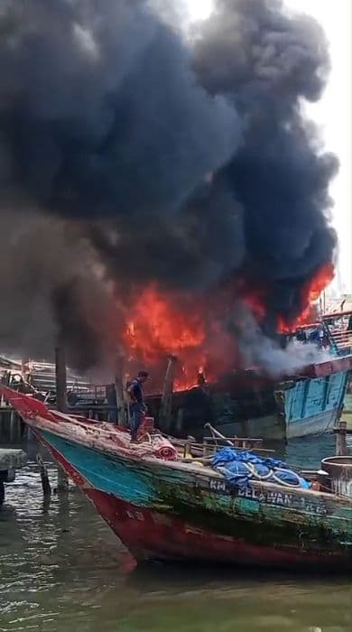 kapal_pukat_teri_di_pps_belawan_terbakar_api_diduga_berasal_dari_kamar_mesin