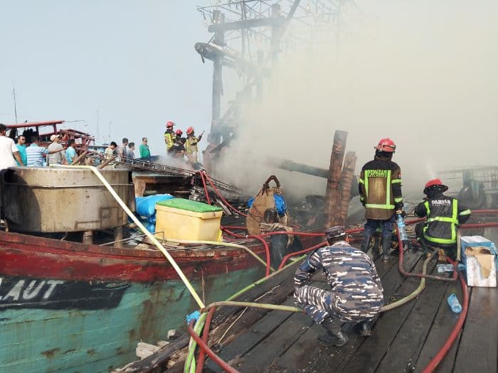 kapal_pukat_teri_km_cendrawasih_laut_terbakar_di_belawan_ini_penyebabnya