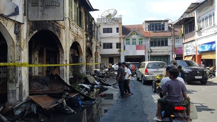 kebakaran_hanguskan_lima_ruko_di_jalan_bandung_pematangsiantar_diduga_akibat_arus_pendek