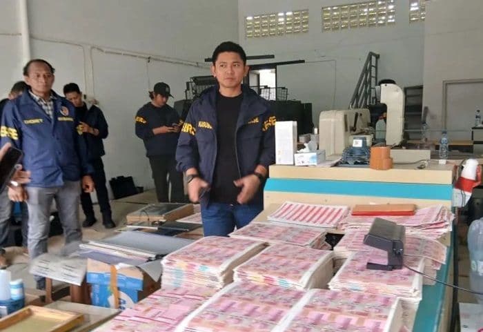 target_edar_sindikat_uang_palsu_rp36_m_ternyata_salah_satu_bank_swasta_
