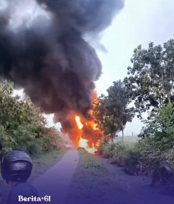 viral_parit_diduga_tercemar_limbah_pabrik_terbakar_warga_sampali_resah
