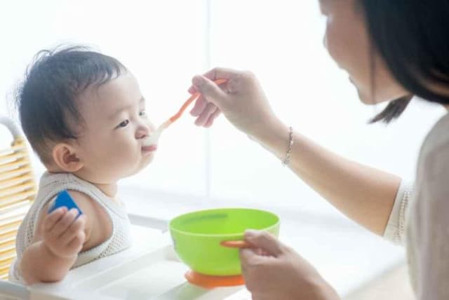dokter_india_ingatkan_bahaya_garam_gula_dan_madu_untuk_bayi_di_bawah_12_bulan