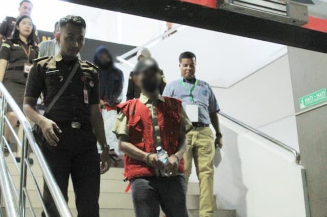 kejari_belawan_tahan_dua_tersangka_baru_kasus_korupsi_dana_bos_sman_19_medan