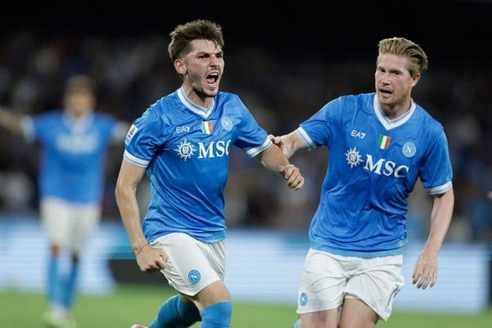napoli_vs_pisa_partenopei_menang_dramatis_32_start_sempurna_serie_a_terjaga