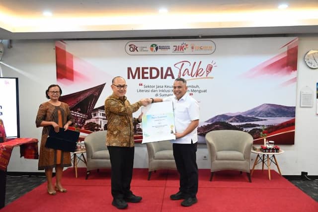 bank_sumut_raih_penghargaan_ojk_sebagai_bank_teraktif_literasi_keuangan_ke_sekolah