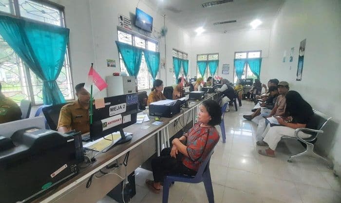 belum_bisa_cetak_ktp_warga_dolok_pardamean_minta_layanan_merata_