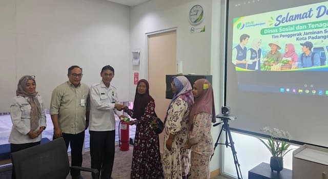 bpjs_ketenagakerjaan_padangsidimpuan_serahkan_kartu_peserta_kepada_kpm_pkh