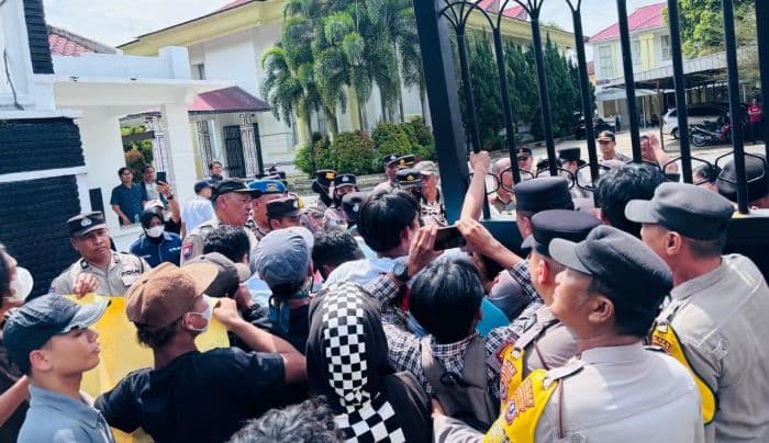 massa_gampera_panjat_pagar_dprd_pematangsiantar_desak_dugaan_ijazah_palsu_diusut