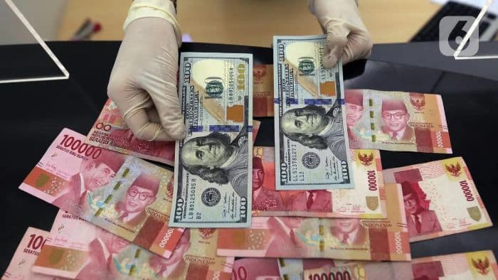 pengamat_sebut_harga_minyak_turun_jadi_angin_segar_bagi_rupiah