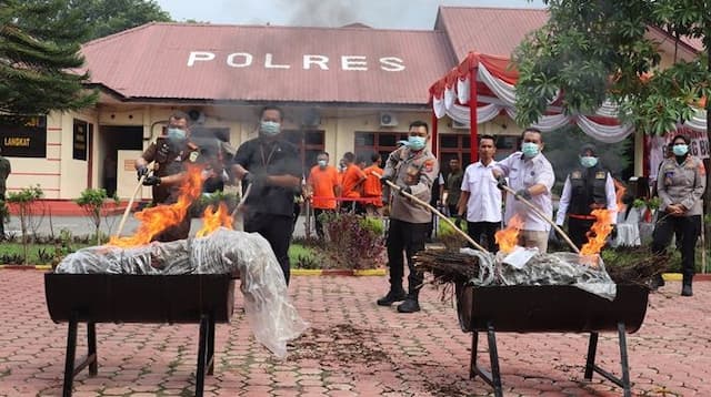 polres_langkat_musnahkan_37062_gram_sabu_90_pil_ekstasi_dan_17468_gram_ganja
