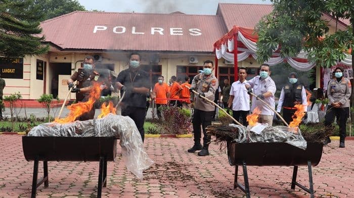 polres_langkat_musnahkan_37062_gram_sabu_90_pil_ekstasi_dan_17468_gram_ganja