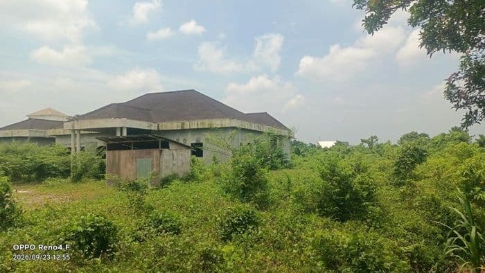 rumah_dinas_ketua_dprd_labura_dipenuhi_semak_proyek_belum_berlanjut