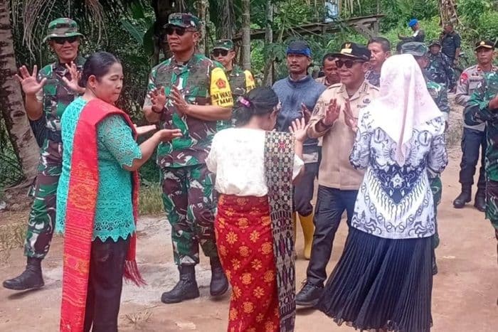 aster_kasad_mayjen_tni_aminton_manurung_tinjau_tmmd_ke126_di_tapteng_apresiasi_sinergi_tni_dan_warga
