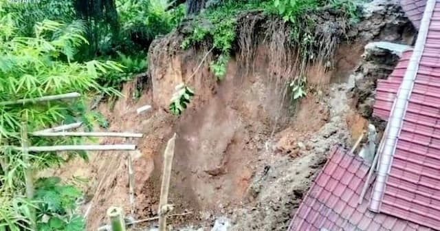 longsor_di_batu_bara_1_rumah_ambruk_3_keluarga_terisolir_dan_harapan_warga_pada_pemerintah