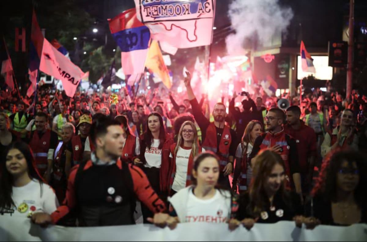 150000_pendukung_gerakan_mahasiswa_padati_beograd_tantang_dominasi_vucic
