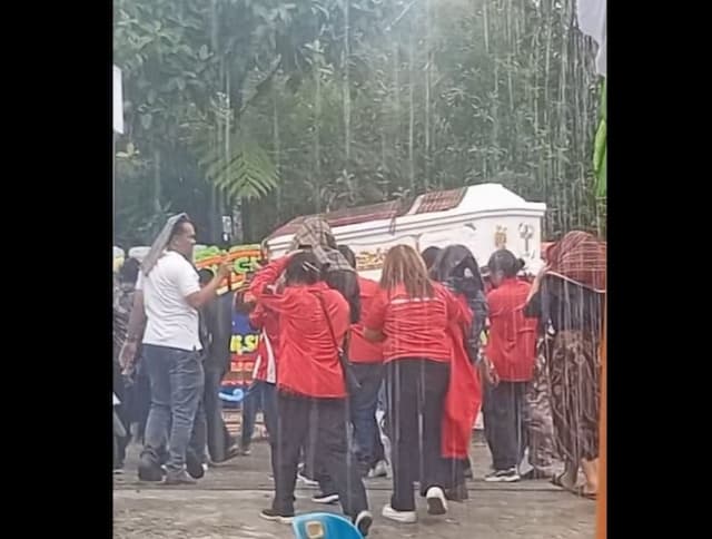 diguyur_hujan_deras_pemakaman_advokat_kamaruddin_simanjuntak_berlangsung_khidmat