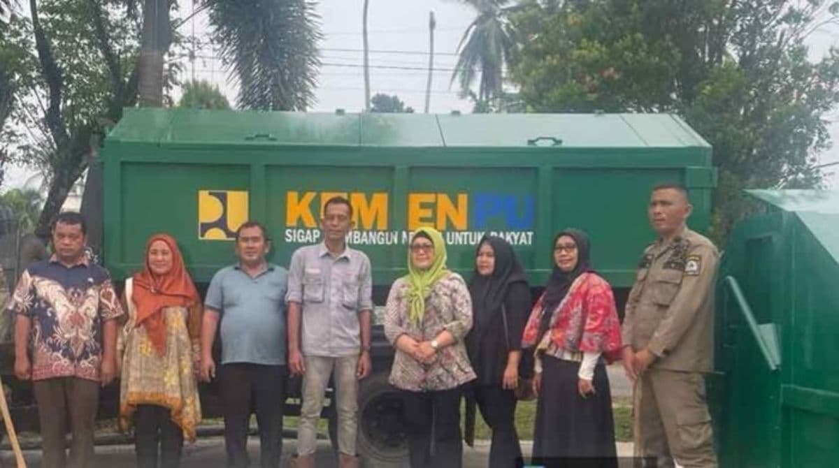 dlh_tapteng_terima_2_kontainer_sampah_untuk_huntap_pinangsori_pascabencana