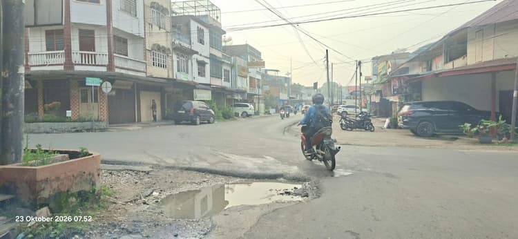 jalan_berlubang_ancam_keselamatan_warga_sidikalang_resah