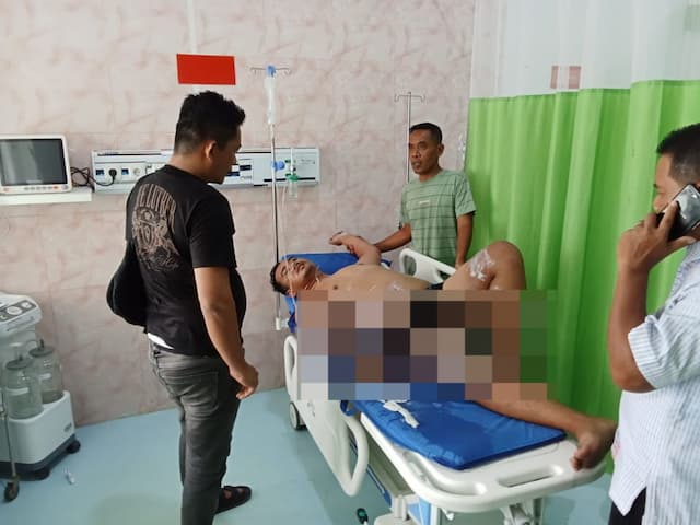 kuli_bangunan_di_batang_serangan_tersengat_listrik_saat_pasang_seng_rumah
