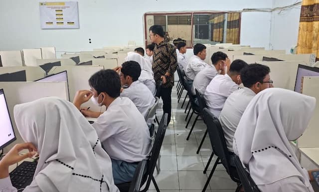 man_1_medan_gelar_speaking_test_program_sekolah_unggul_garuda_transformasi_