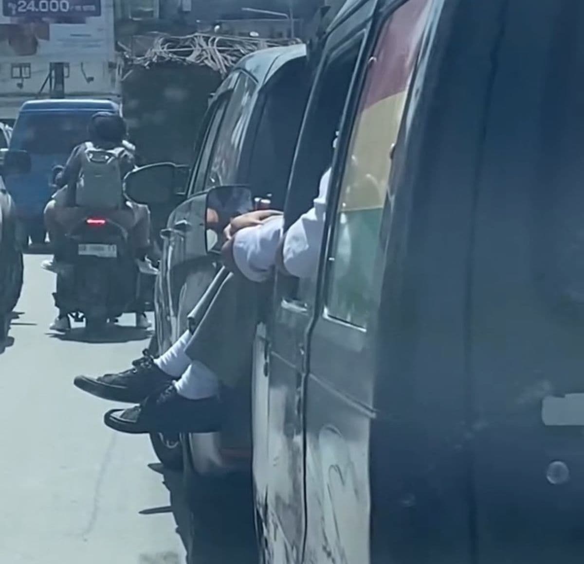 meski_sering_dirazia_pelajar_di_toba_tetap_bergelantungan_di_angkot